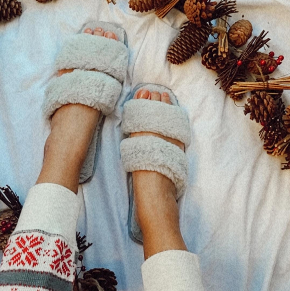 🚨The Comfy Collection//Grey fur Slides - Picture 5 of 5
